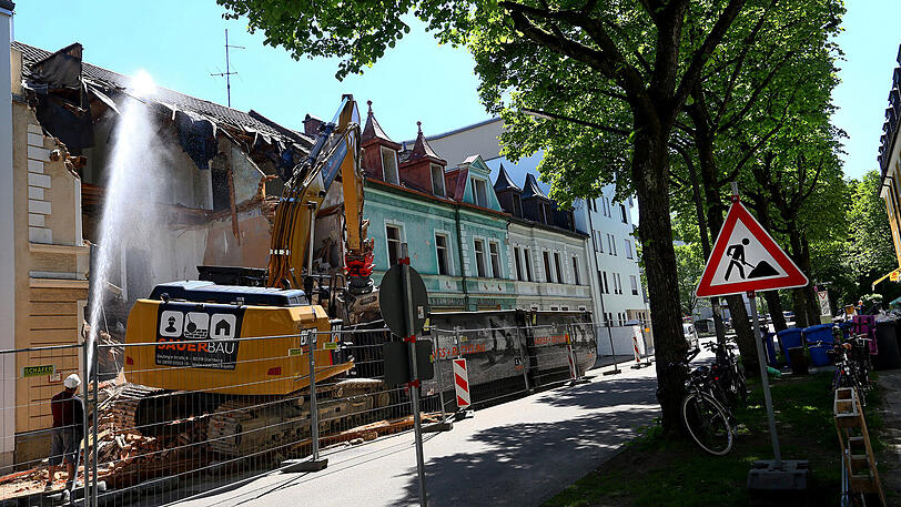 Der Abriss der kleinen Häuschen in der Sailerstraße hat begonnen.