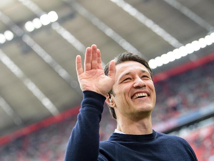 Trainer Niko Kovac vom FC Bayern München winkt vor Spielbeginn am Spielfeldrand. Foto: Matthias Balk