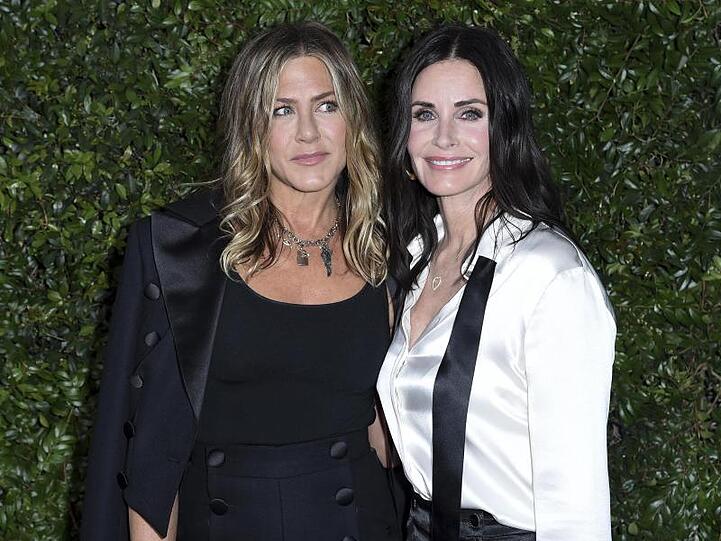 Jennifer Aniston (l) und Courteney Cox 2018 in Malibu.