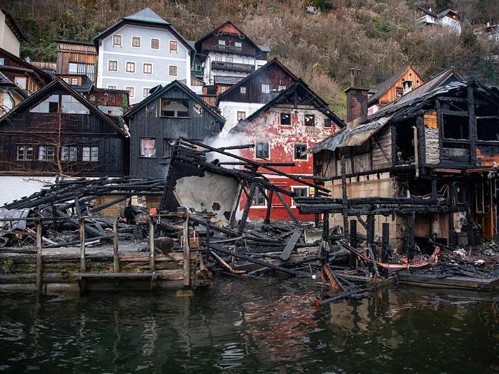 Blick auf die Überreste eines der verbrannten Gebäude in Hallstatt.