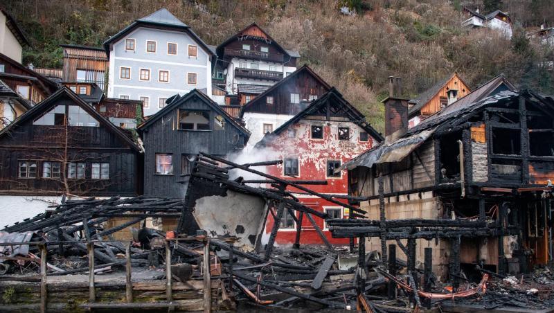 Blick auf die Überreste eines der verbrannten Gebäude in Hallstatt. Blick auf die Überreste eines der verbrannten Gebäude in Hallstatt.