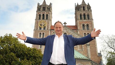 Pfarrer Rainer Maria Schießler vor "seiner" Pfarrkirche St. Maximilian.