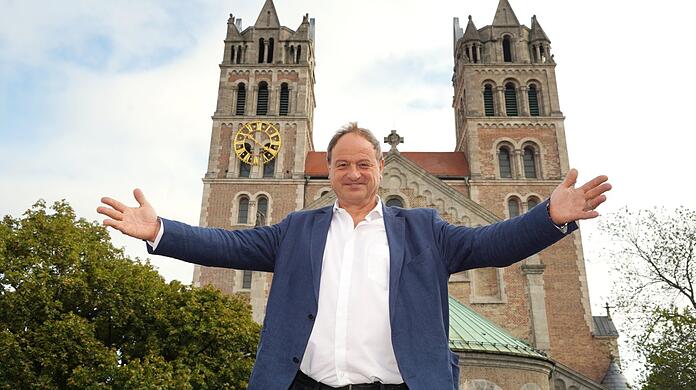 Pfarrer Rainer Maria Schießler vor "seiner" Pfarrkirche St. Maximilian.