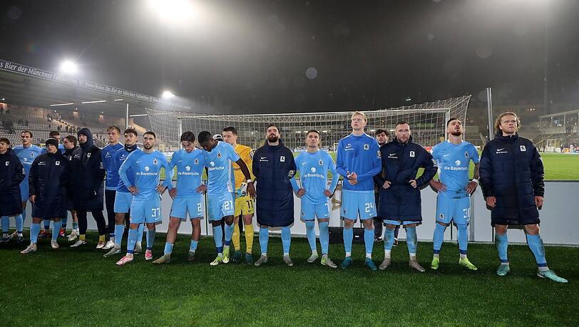 Das darf doch nicht wahr sein! Erneut verspielt 1860 zwei Führungen, wirft auch gegen Osnabrück den Dreier weg. Das Team steht nach dem Abpfiff konsterniert vor der Westkurve.