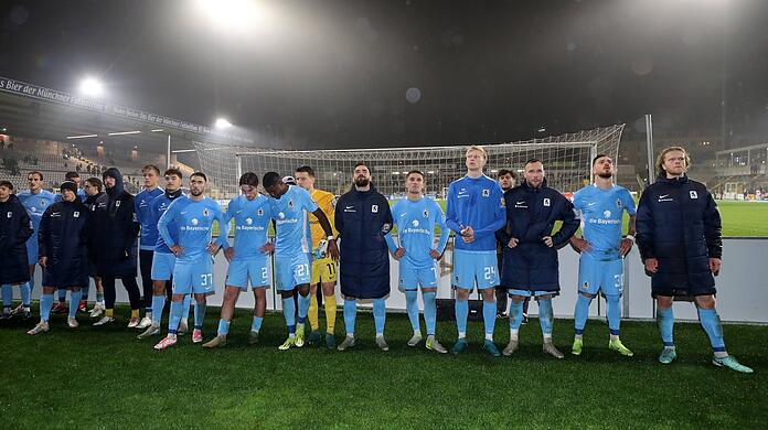 Das darf doch nicht wahr sein! Erneut verspielt 1860 zwei Führungen, wirft auch gegen Osnabrück den Dreier weg. Das Team steht nach dem Abpfiff konsterniert vor der Westkurve.