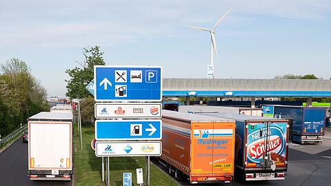 Zehntausende Stellplätze fehlen an den deutschen Autobahnen Verbänden zufolge. (Archivbild)