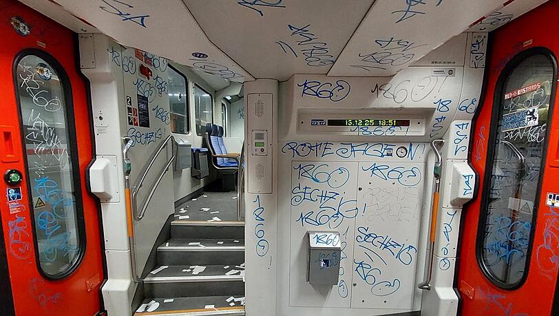 Einsatzkräfte der Bundespolizei waren zur Ankunftsüberwachung der 1860-Fans am Münchner Hauptbahnhof eingesetzt und stellten die Sachbeschädigung fest. Einsatzkräfte der Bundespolizei waren zur Ankunftsüberwachung der 1860-Fans am Münchner Hauptbahnhof eingesetzt und stellten die Sachbeschädigung fest.