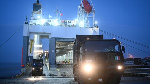 Erste Milit&auml;rfahrzeuge sind in Emden angekommen.