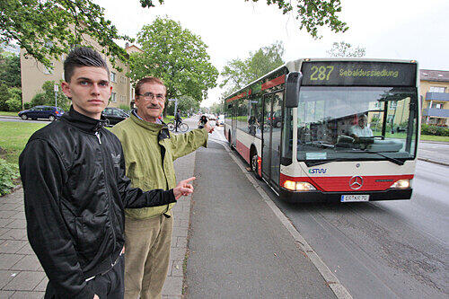 Die zwei "Aushilfs-Busfahrer": Murat Raimi (20, li.) und Klaus-Dieter Menzel (73) steuerten den führerlosen Bus.