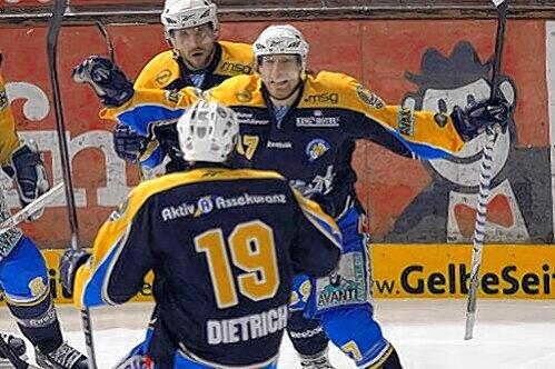 EHC-Torjäger Mike Kompon bejubelt seine Treffer gegen Ravensburg &ndash; und lässt sich von den Kollegen Schymainski (hinten) und Dietrich feiern.