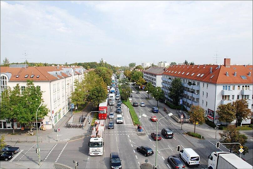 VORHER: Enges Gewusel - an der Ecke Garmischer Straße/Treffauerstraße geht&rsquo;s sechsspurig direkt an den Wohnhäusern vorbei.