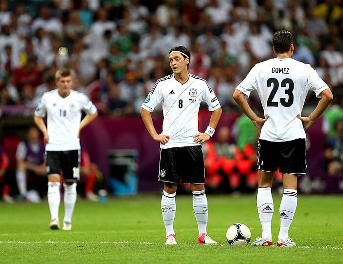 Die Enttäuschung ist Phillip Lahm ins Gesicht geschrieben, bei Thomas Müller fließen die Tränen, Mario Gomez ist entsetzt: Nach dem EM-Aus gegen Italien können's Jogis Jungs nicht fassen.