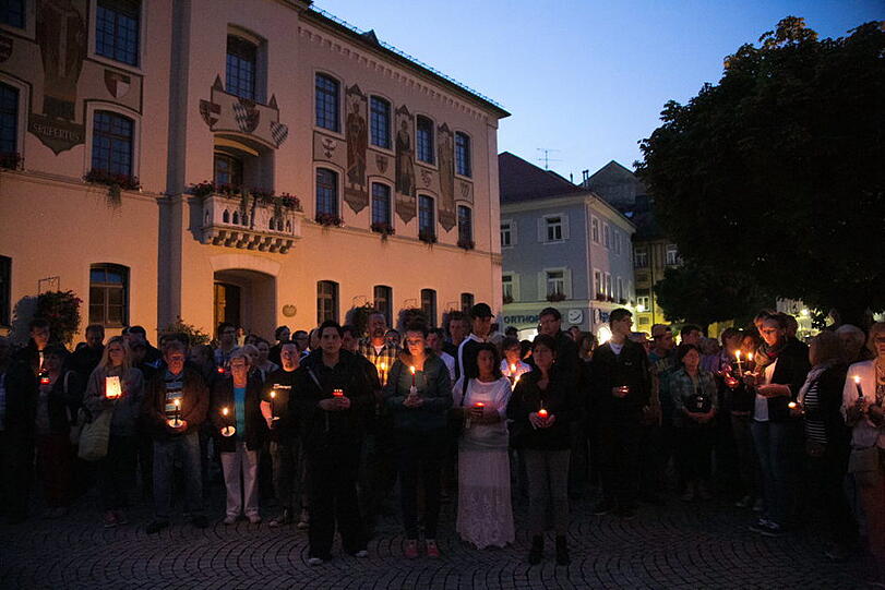 Stille Trauer und ein Zeichen gegen Gewalt: Die Bad Reichenhaller demonstrieren und zünden Kerzen an nach dem Mord in der WM-Nacht.
