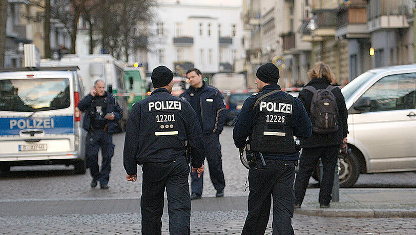 Der Tatort in Berlin: Hier haben Unbekannte am zweiten Weihnachtsfeiertag zur Mittagszeit das Feuer auf vier Männer eröffnet. Der Tatort in Berlin: Hier haben Unbekannte am zweiten Weihnachtsfeiertag zur Mittagszeit das Feuer auf vier Männer eröffnet.