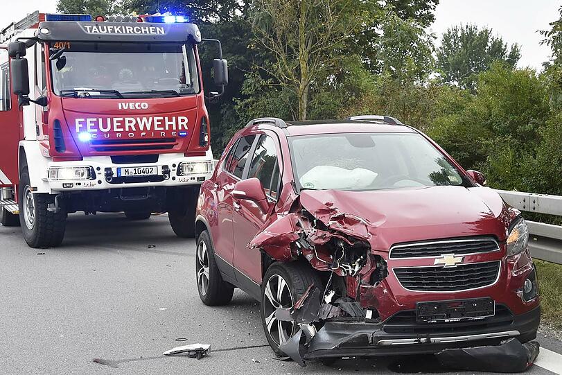 Bei dem Unfall auf der A995 wurde ein Mann verletzt. Die Bilder vom Rettungseinsatz!