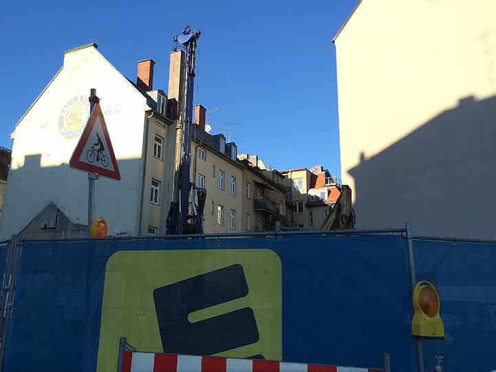 Das Gebäude an der Erhardtstraße wird sieben Stockwerke hoch. Der Teil, der an die Baaderstraße grenzt, endet bereits nach fünf Etagen, so der Plan.