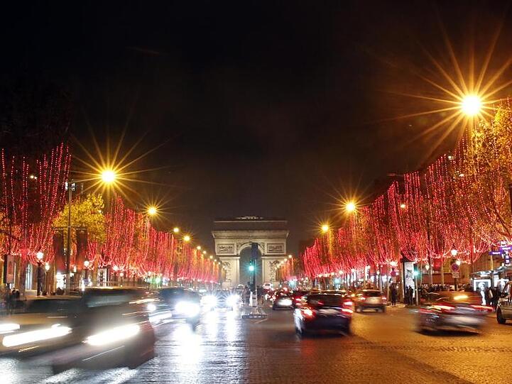 Die Champs-Élysees im Lichterglanz.