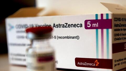 Eine Ampulle mit dem Corona-Impfstoff des schwedisch-britischen Pharmakonzerns Astrazeneca.