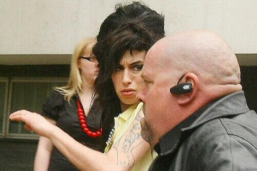 Amy Winehouse auf dem Polizeirevier