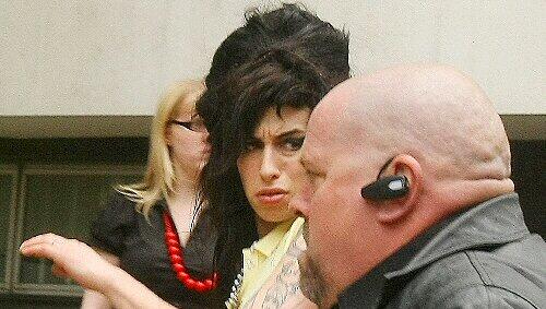 Amy Winehouse auf dem Polizeirevier