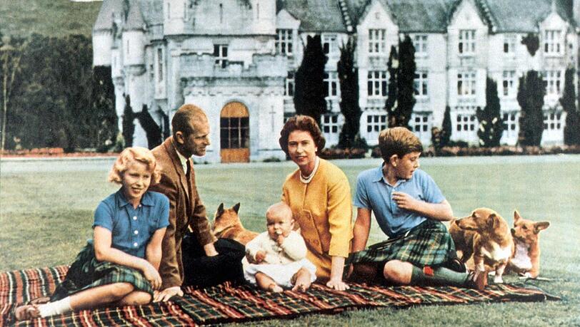 Die Queen mit ihrer Familie vor Schloss Balmoral, v.l.: Prinzessin Anne, Ehemann Prinz Philip, Prinz Andrew, Prinz Charles und die Vierbeiner. Die Queen mit ihrer Familie vor Schloss Balmoral, v.l.: Prinzessin Anne, Ehemann Prinz Philip, Prinz Andrew, Prinz Charles und die Vierbeiner.