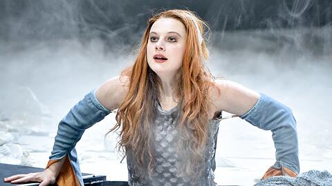 Nixenhafter Aufstieg aus der wabernden Unterwelt islands: Nina Steils als Krimhild.