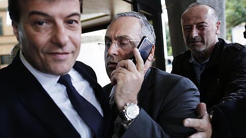 Die Ermittlungen richten sich Berichten zufolge unter anderem gegen den Präsidenten von Lazio Rom, Claudio Lotito (M).