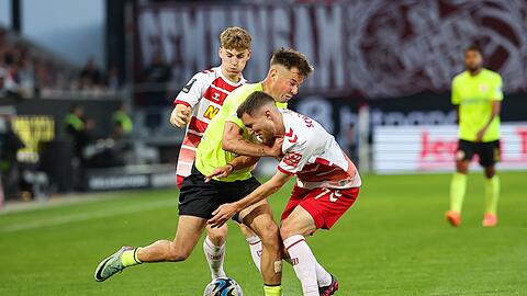 Schlagabtausch im Hinspiel: Im Relegations-Duell zwischen Regensburg und Wiesbaden bleibt es weiter offen.