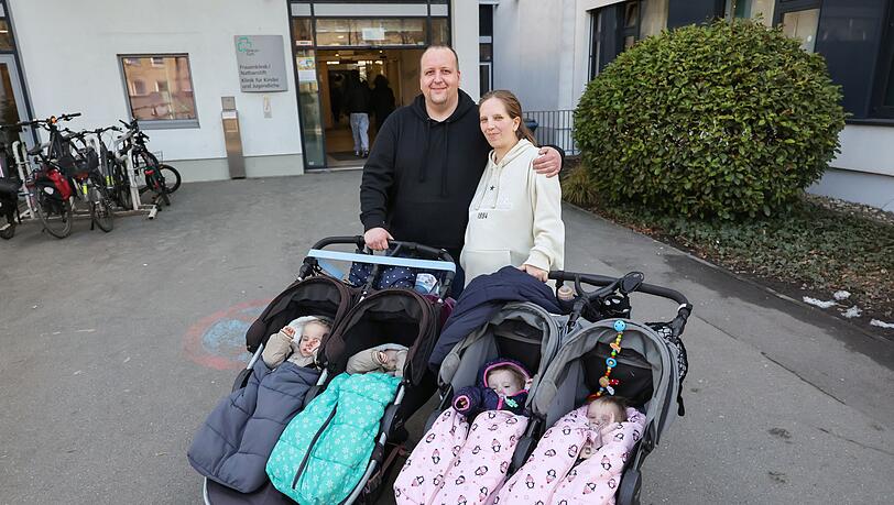 Zwei Zwillingspaare im Kinderwagen, eins im Bauch - Jasmin Schmidt und Andreas Rittner freuen sich wieder auf doppeltes Gl&uuml;ck.