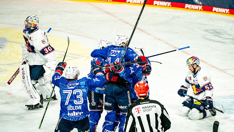 Der EHC Red Bull M&uuml;nchen und Kapit&auml;n Patrick Hager (r.) am Boden: Die G&auml;ste von der Isar dominieren Spiel eins der Halbfinal-Serie bei den Adler Mannheim, verlieren am Ende aber mit 2:3 nach Verl&auml;ngerung.