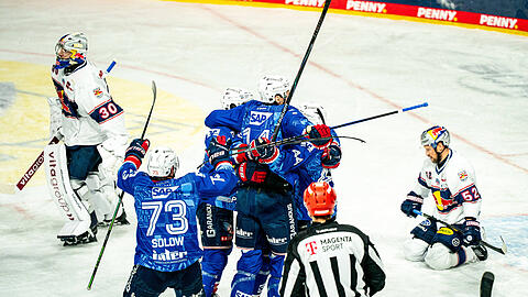 Der EHC Red Bull M&uuml;nchen und Kapit&auml;n Patrick Hager (r.) am Boden: Die G&auml;ste von der Isar dominieren Spiel eins der Halbfinal-Serie bei den Adler Mannheim, verlieren am Ende aber mit 2:3 nach Verl&auml;ngerung.