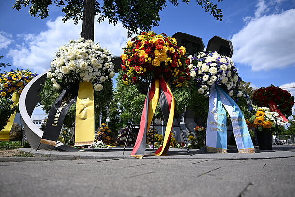 Gro&szlig;e Kr&auml;nze sind am zehnten Jahrestag vor dem Denkmal aufgereiht.