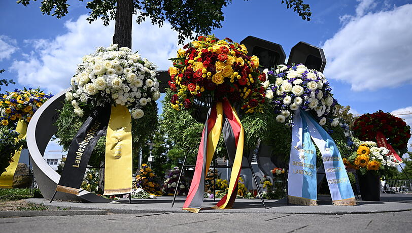 Gro&szlig;e Kr&auml;nze sind am zehnten Jahrestag vor dem Denkmal aufgereiht.