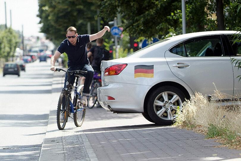 Konflikte sind programmiert: Das Verhältnis von Radlern und Autofahrern in der Stadt birgt &ndash; vorsichtig ausgedrückt &ndash; ein erhebliches Konflikt-Potenzial.