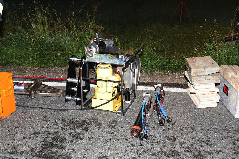 Schrecklicher Unfall bei Rott am Inn: Ein Pkw-Fahrer prallte aus noch ungeklärter Ursache frontal gegen einen Lkw. Der Pkw-Fahrer wurde bei dem Aufprall sofort getötet und  im Fahrzeug eingeklemmt. Fünf Stunden versuchten Hilfskräfte der Feuerwehr, das Opfer zu bergen. Die Bilder.