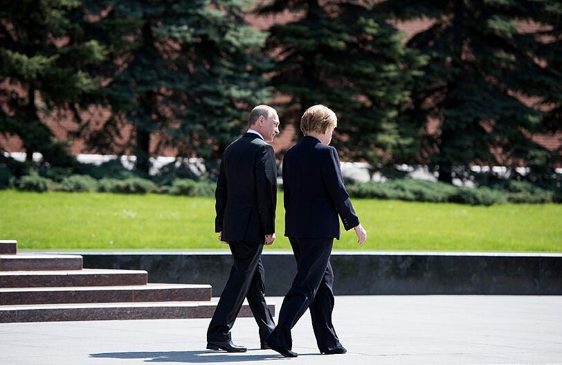 Angela Merkel und Wladimir Putin legten gemeinsam am Grabmal des Unbekannten Soldaten einen Kranz nieder. Anschließend gingen die beiden zu Fuß durch den Alexandergarten in den Kreml.