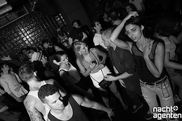 Am Freitag gab es im Crux wieder die "Nice!"-Partyreihe, diesmal unter dem Motto "Nice! like Palm Trees". Die DJ's spielten Hip-Hop und R'n'b-Sounds.
