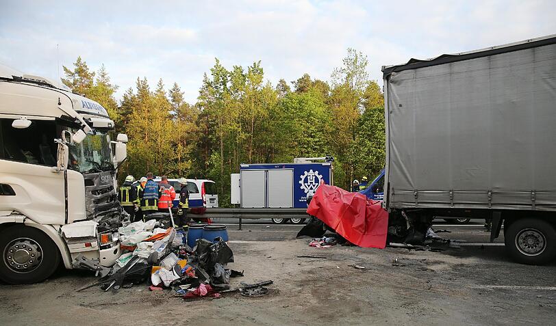 Horror-Unfall auf der A6 bei Nürnberg: Ein LKW schiebt ein Auto unter einen anderen LKW. Vier Menschen sterben.