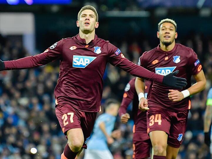 Hoffenheims Stürmer Andrej Kramaric (l) erzielt per Elfmeter das 1:0 gegen ManCity.