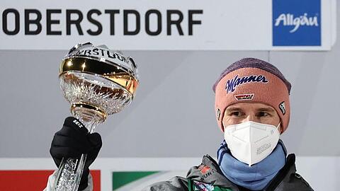 Bringt den deutschen Skispringern mit seinem Auftaktsieg in Oberstdorf Schwung: Karl Geiger.