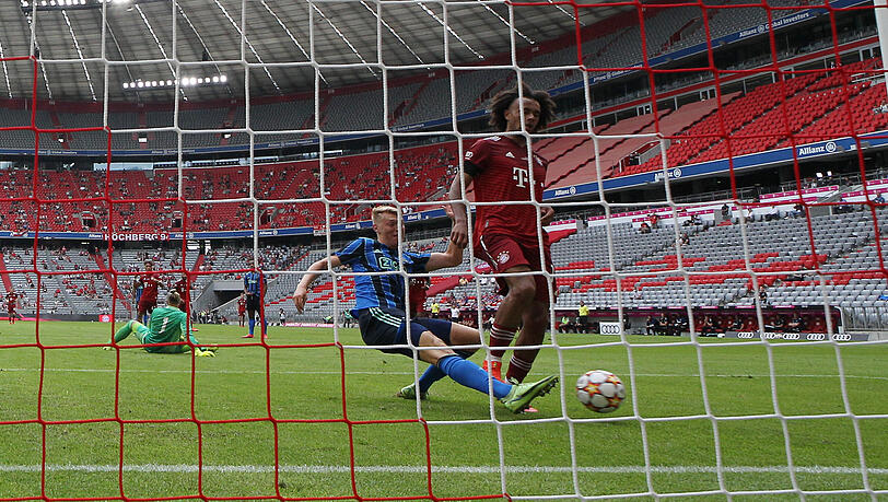 Die Szene, die vielen Bayern-Fans die Zornesröte ins Gesicht trieb: Zirkzee lässt sich vor dem leeren Tor von Perr Schuurs den Ball vom Fuß spitzeln.