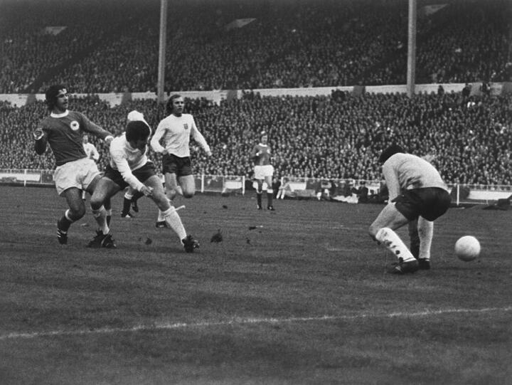 Entscheidung in der 88. Minute: Gerd Müller (l.) erzielt im Hinspiel des EM-Viertelfinales das 3:1, am Ende wird Deutschland Europameister