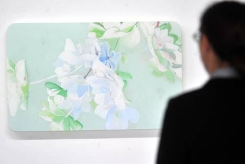 Reduzierte Farben, klare Konturen: Christian Fauls Bilder atmen asiatische Luftigkeit und verwandeln &bdquo;lichtgetrunken&ldquo; die Galerie Oechsner.