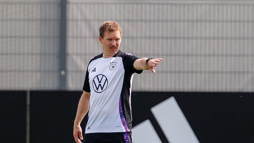 Julian Nagelsmann in Aktion beim Training in Herzogenaurach.