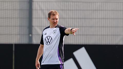 Julian Nagelsmann in Aktion beim Training in Herzogenaurach.