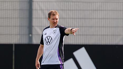 Julian Nagelsmann in Aktion beim Training in Herzogenaurach.