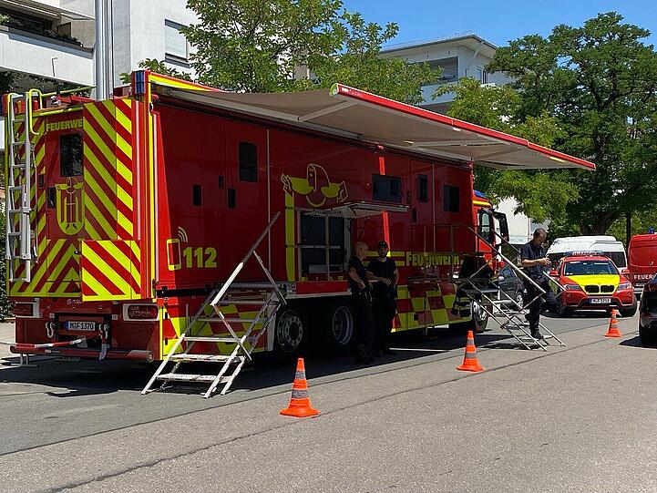 Nicht weit entfernt vom Fundort der Bombe zieht sich die Feuerwehr hier an der Rümannstraße zur Lagebesprechung zurück.