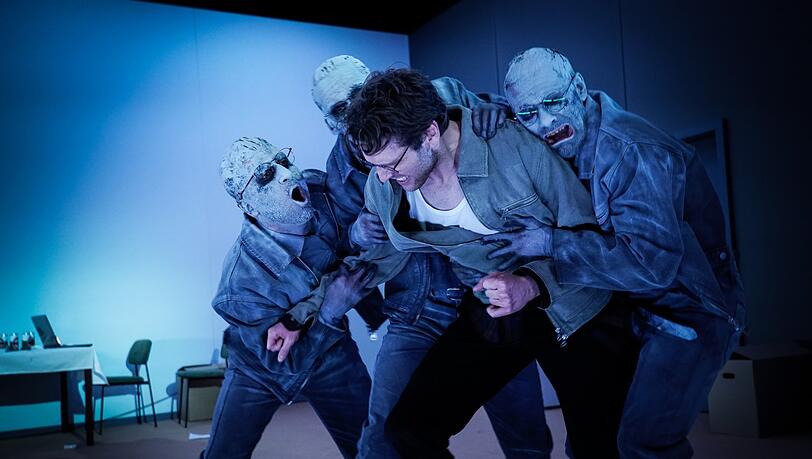 Der trauernde Vater (Silas Breiding) erhält Unterstzützung von den Krähen (Baran Sönmez, Anton Nürnberg, Jonathan Müller).