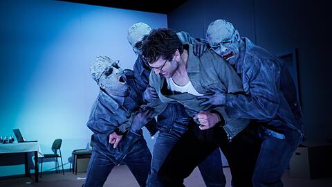 Der trauernde Vater (Silas Breiding) erhält Unterstzützung von den Krähen (Baran Sönmez, Anton Nürnberg, Jonathan Müller).