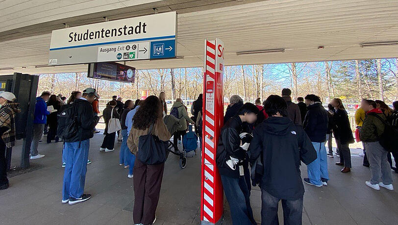 Zahlreiche Fahrg&auml;ste warten an der Haltestelle Studentenstadt auf einen der wenigen Pendelz&uuml;ge.